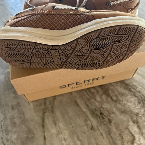 Boys size 11 sperrys - Picture 3 of 3
